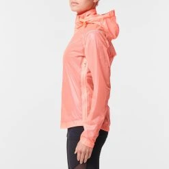 Kiprun Light Showerproof Running Jacket - Windproof Windbreaker for Runners 48 Kiprun Light Showerproof Running Jacket Windbreakers