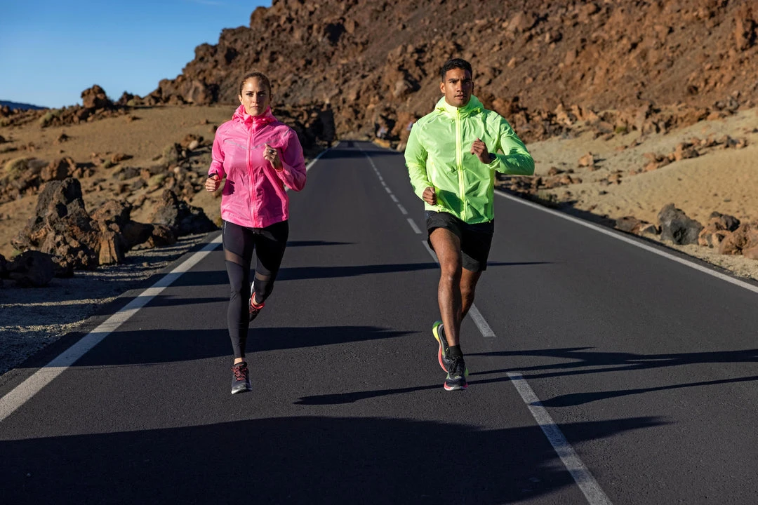 Kiprun Light Showerproof Running Jacket - Windproof Windbreaker for Runners 20 Kiprun Light Showerproof Running Jacket Windbreakers